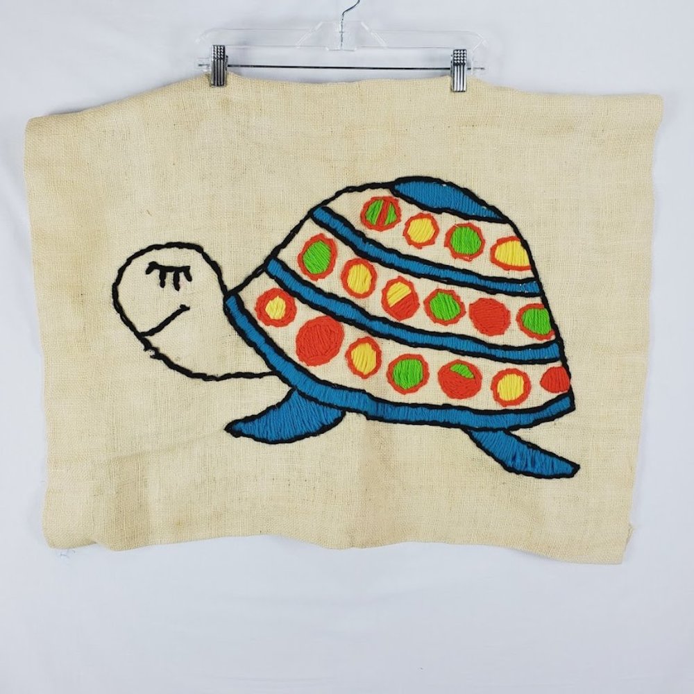 Vintage Burlap Crewel Happy Turtle Wall Hanging Needlecraft Art 24x30 - Picture 1 of 4